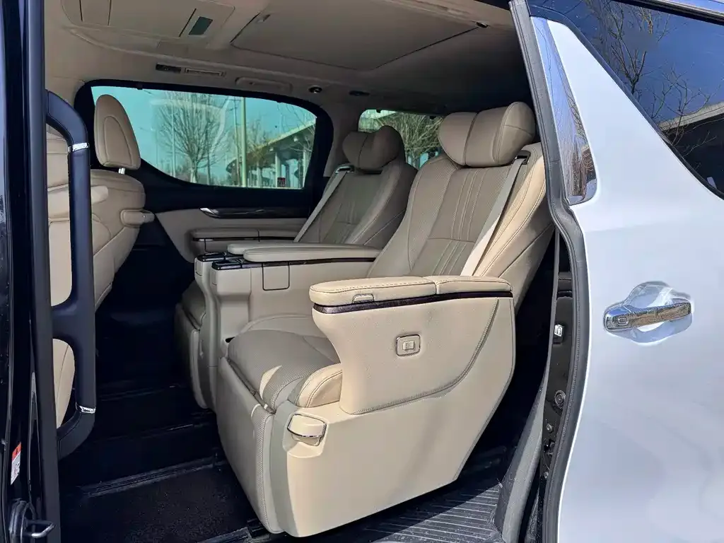 Toyota Alphard — фото 7