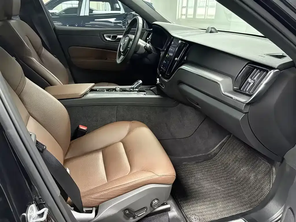 Volvo XC60 — фото 10