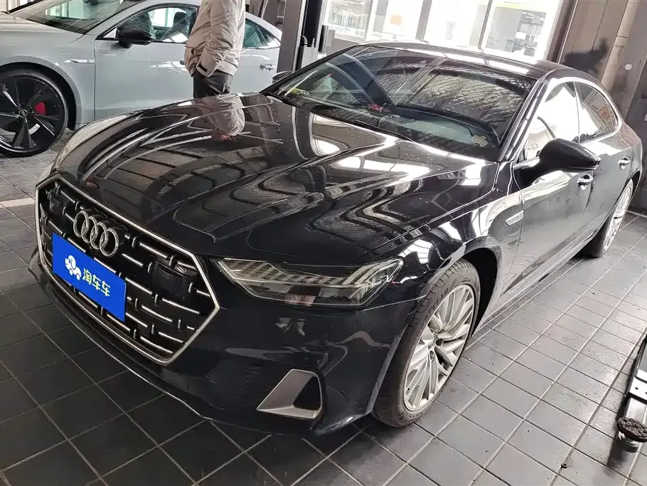 Audi A7L — фото 1