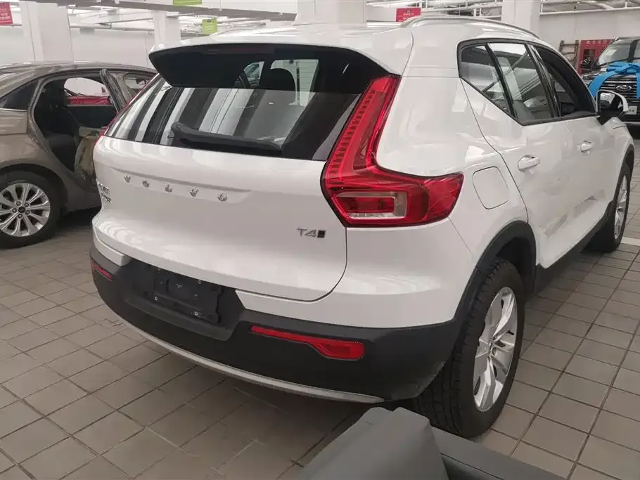 Volvo XC40 — фото 10