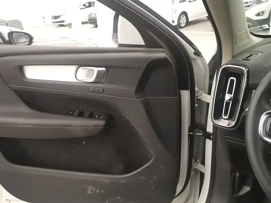 Volvo XC40 — фото 2