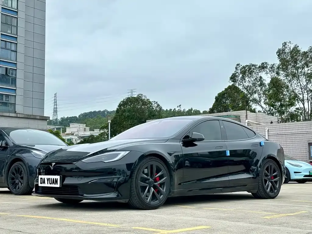 Tesla Model S — фото 1