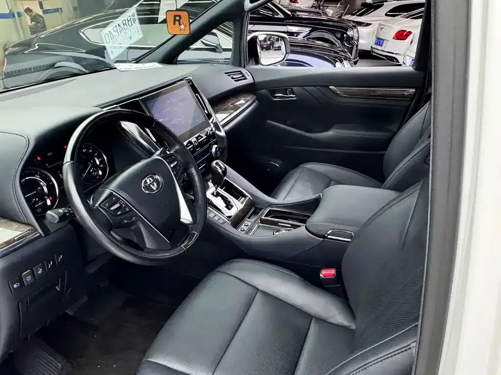 Toyota Alphard — фото 8