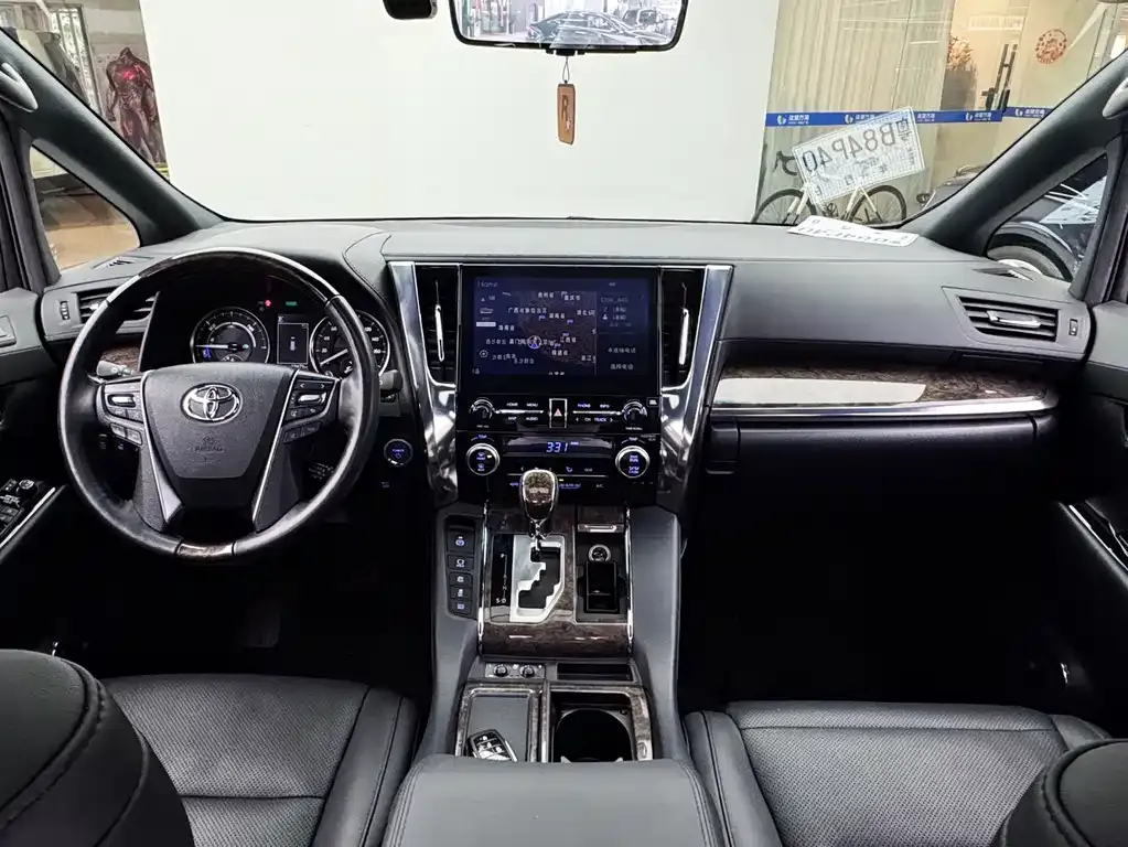 Toyota Alphard — фото 9