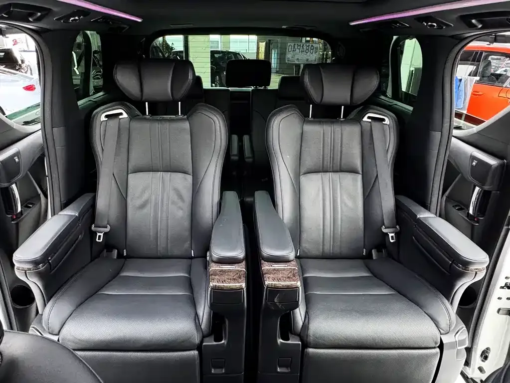 Toyota Alphard — фото 4