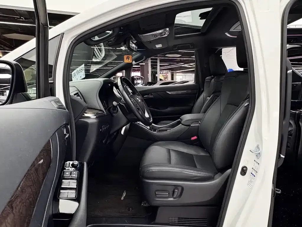 Toyota Alphard — фото 2