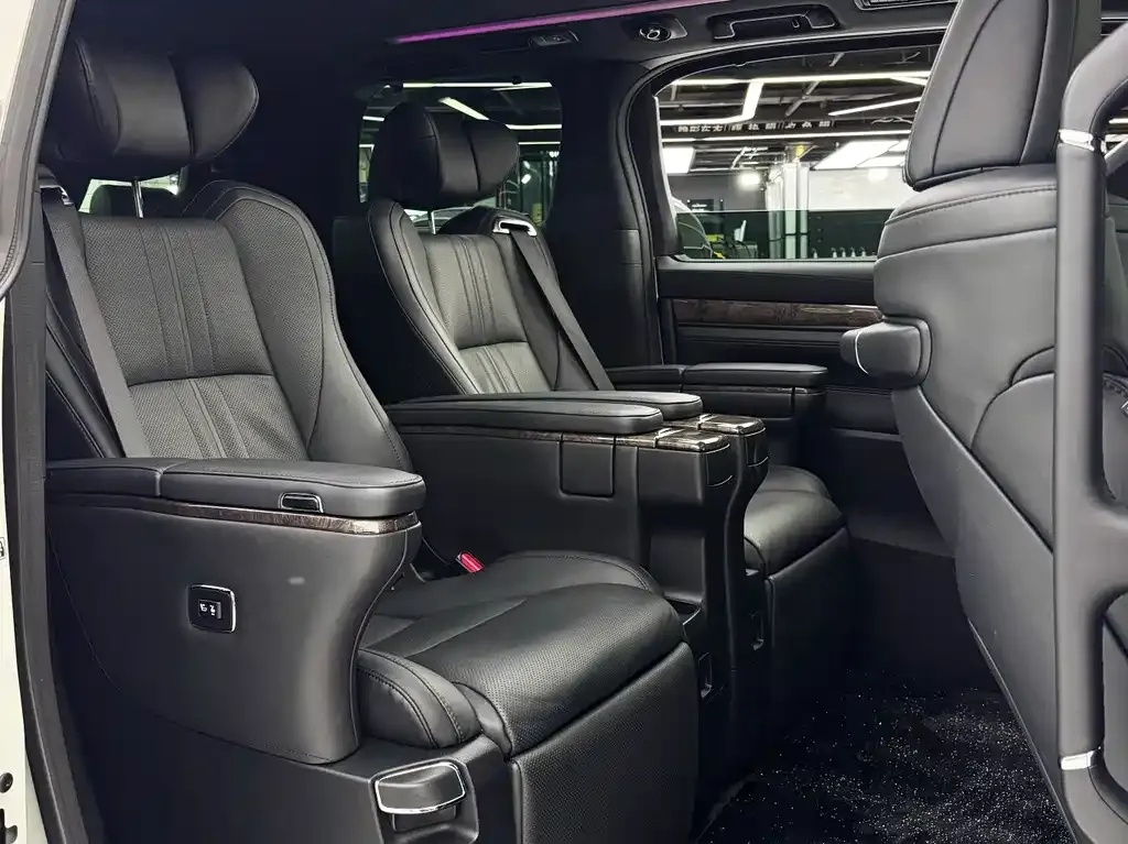 Toyota Alphard — фото 6
