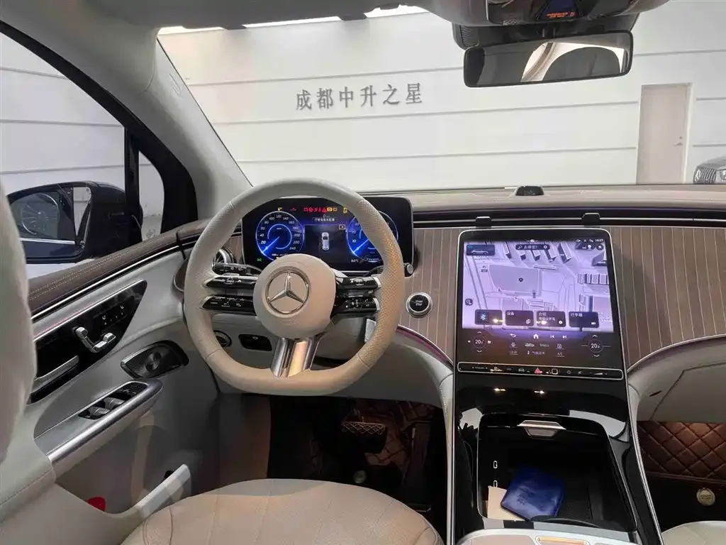 Mercedes-Benz EQE SUV — фото 10