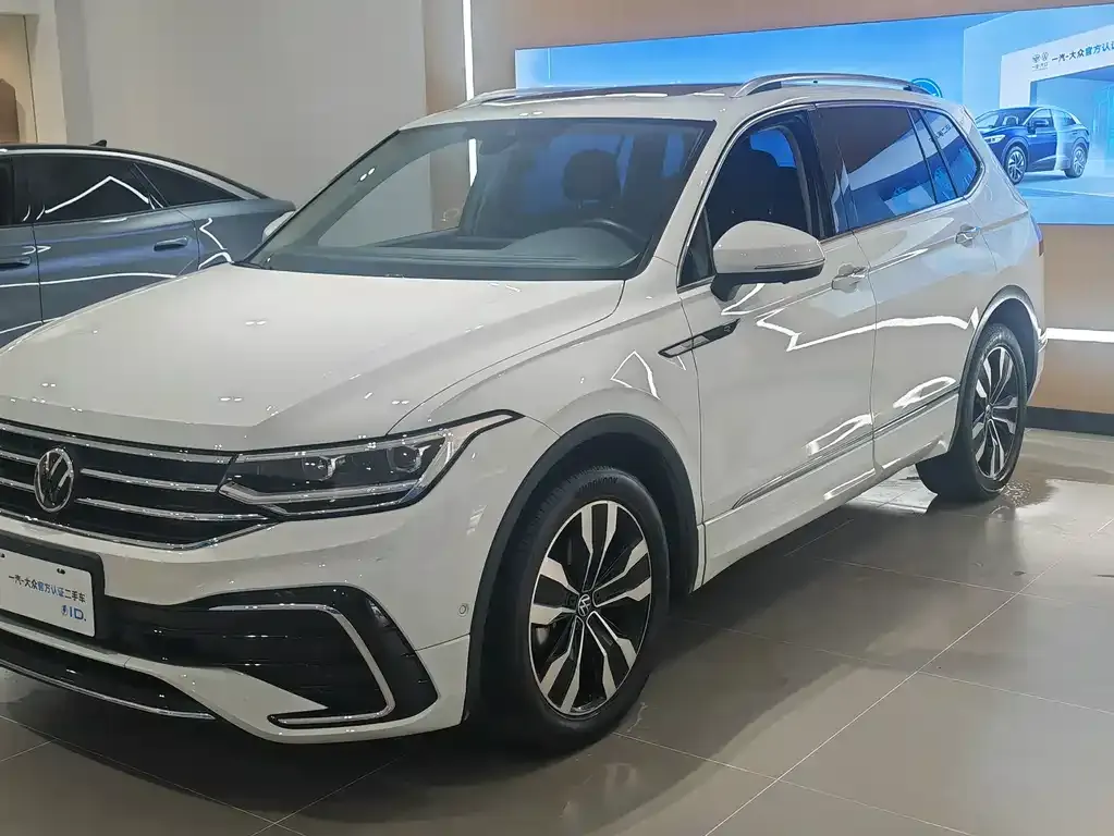 Volkswagen Tiguan L — фото 1