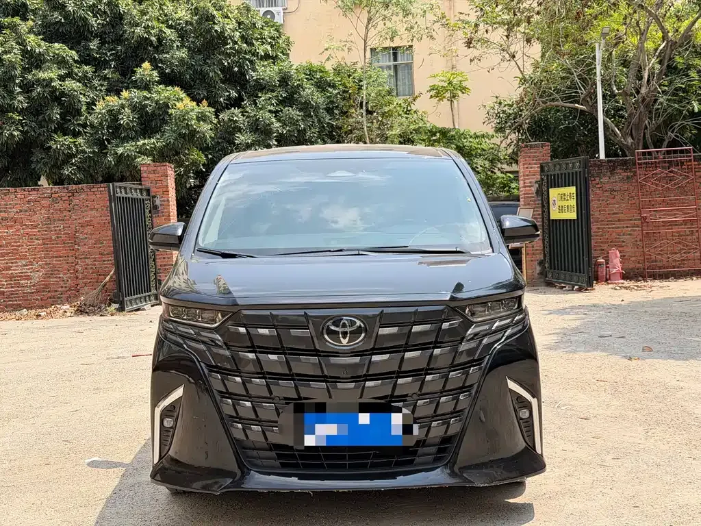 Toyota Alphard — фото 1