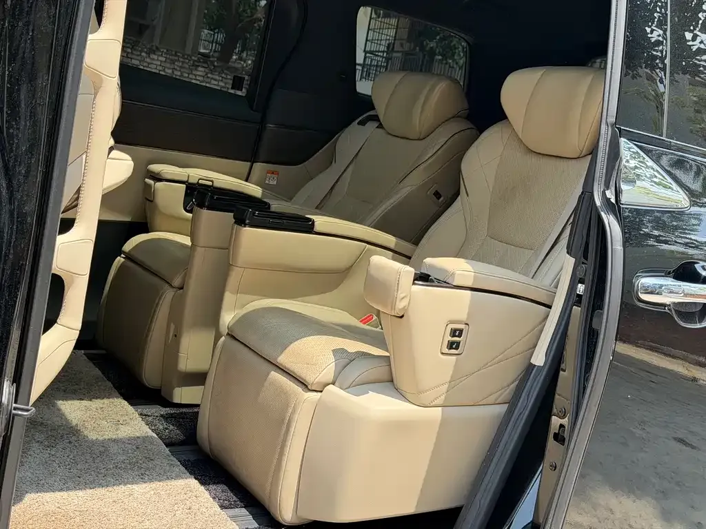 Toyota Alphard — фото 6