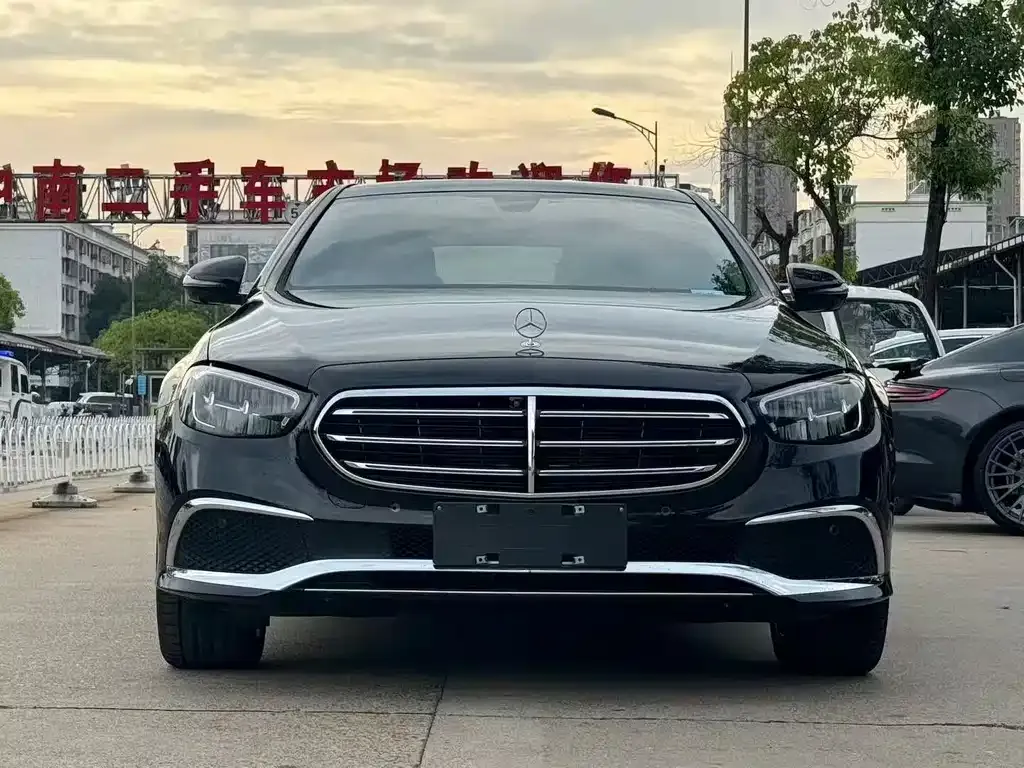 Mercedes-Benz E-Class — фото 1