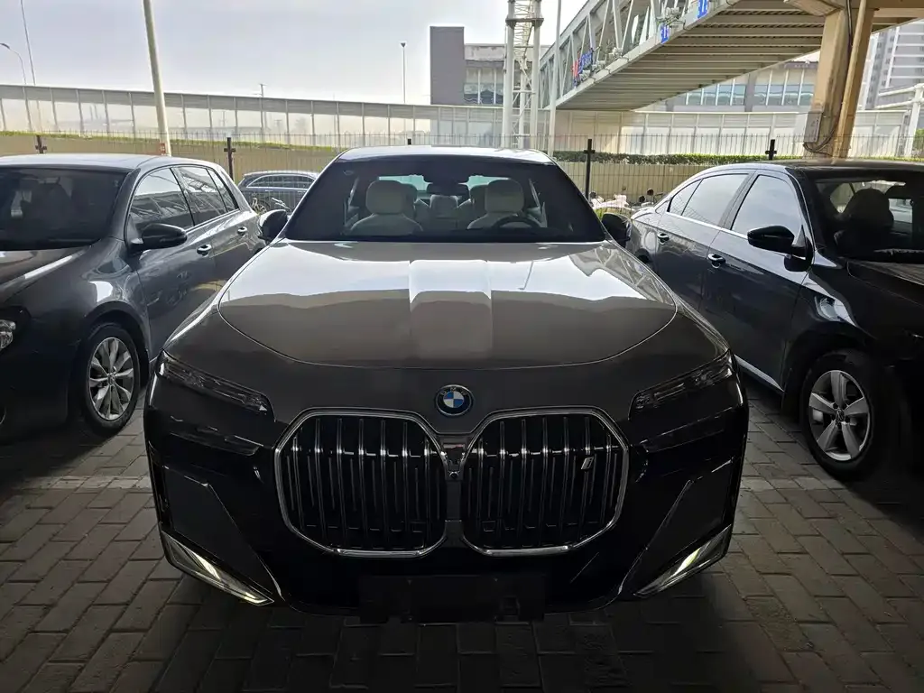 BMW i7 — фото 6