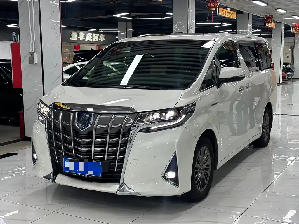 Toyota Alphard — фото 1