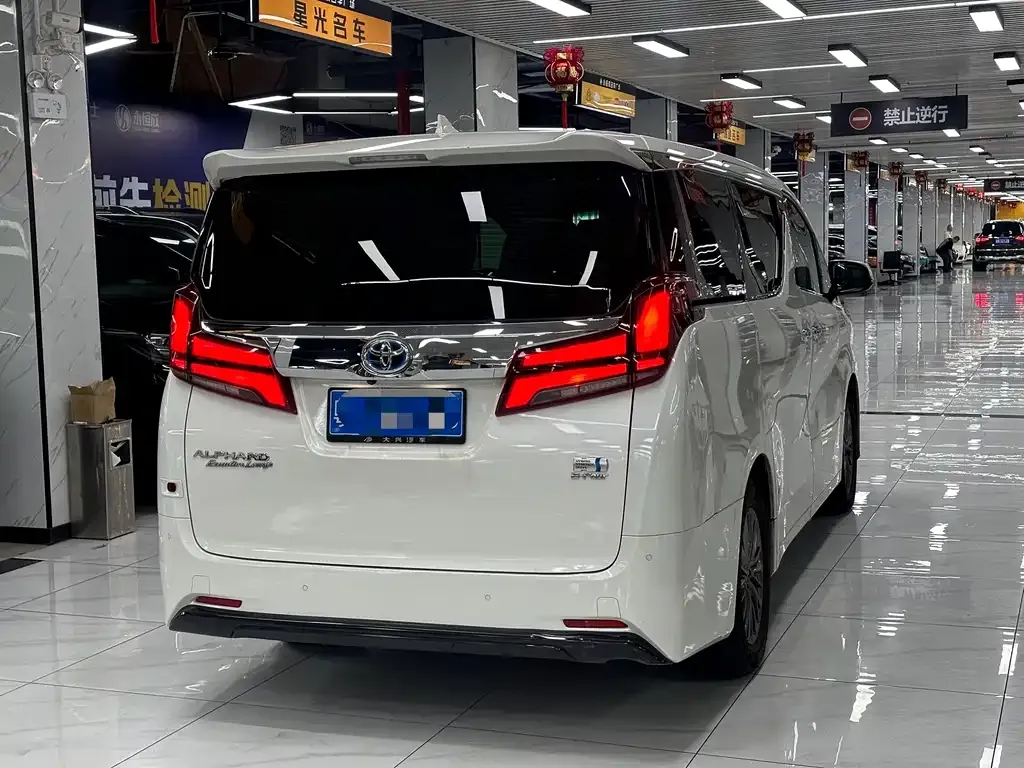Toyota Alphard — фото 2