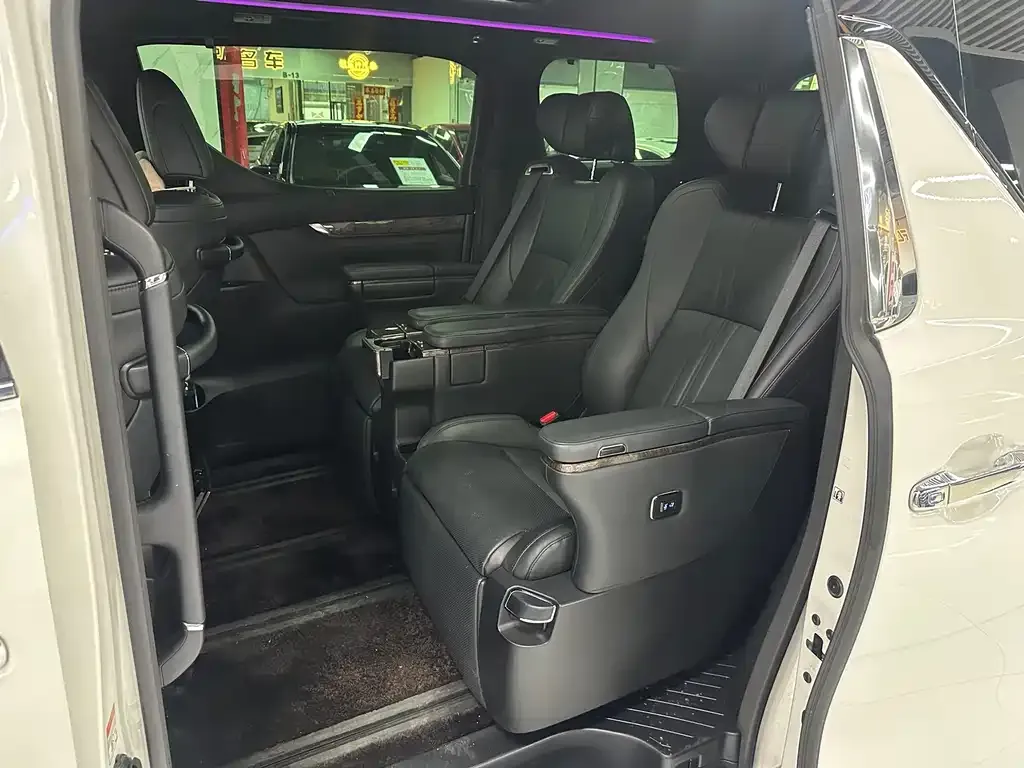 Toyota Alphard — фото 3