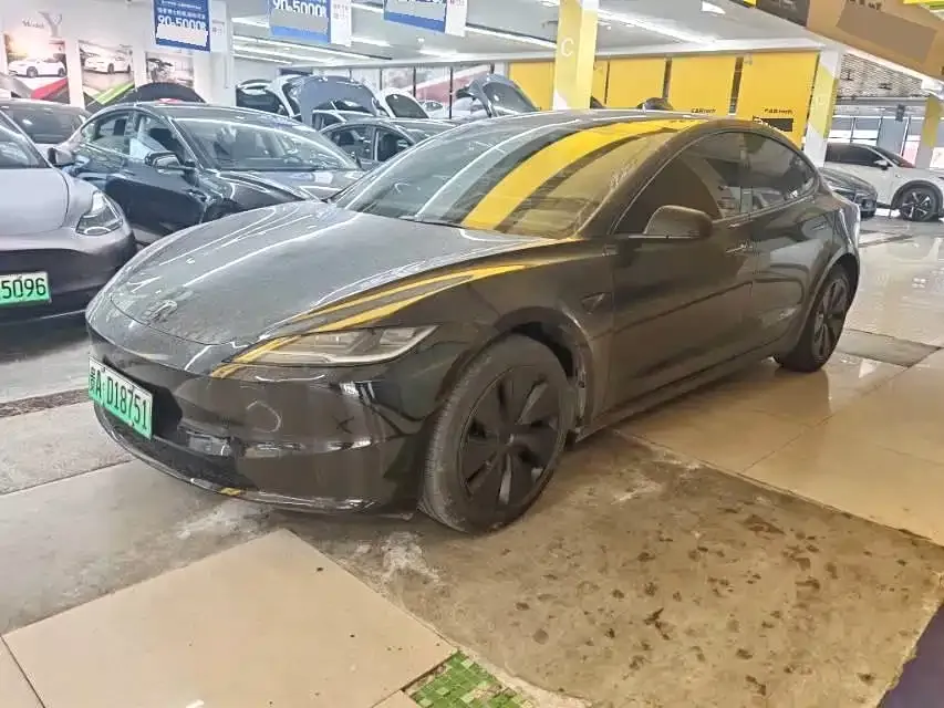 Tesla Model 3 — фото 1