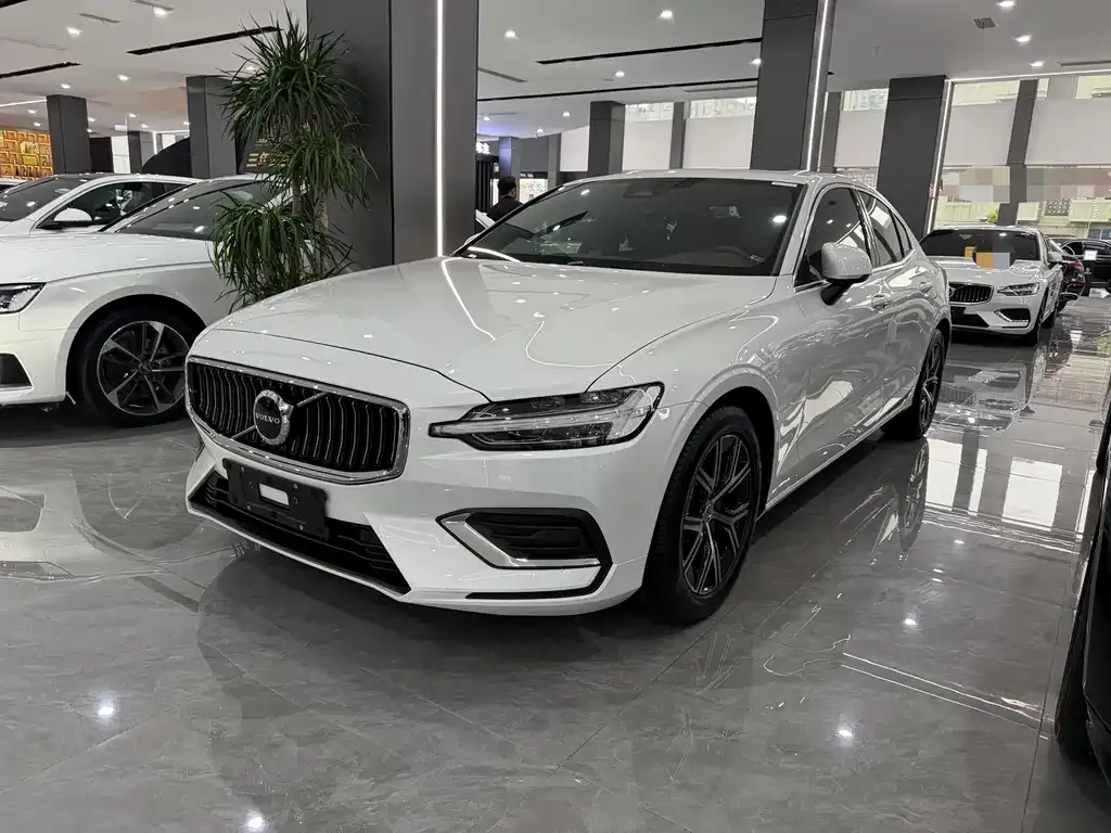 Volvo S60 — фото 1