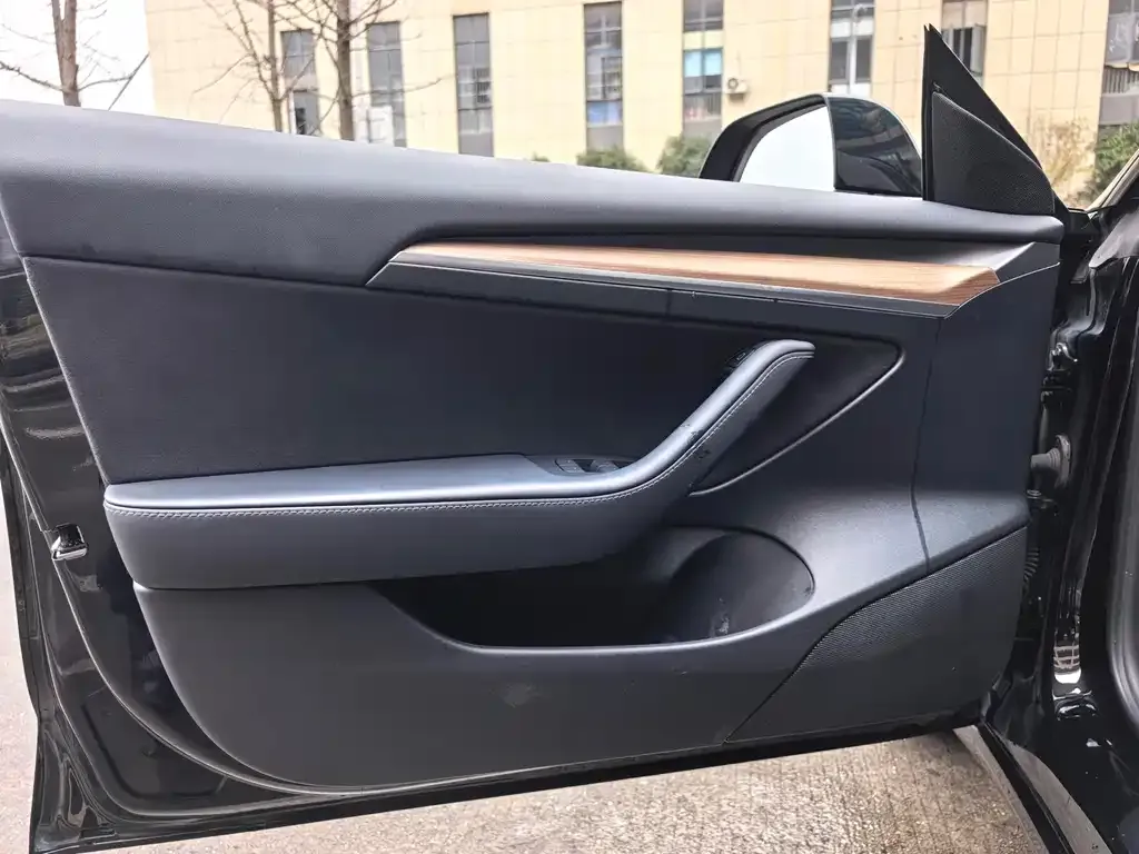 Tesla Model 3 — фото 3