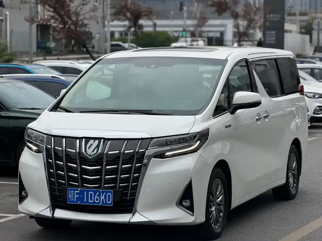Toyota Alphard — фото 1