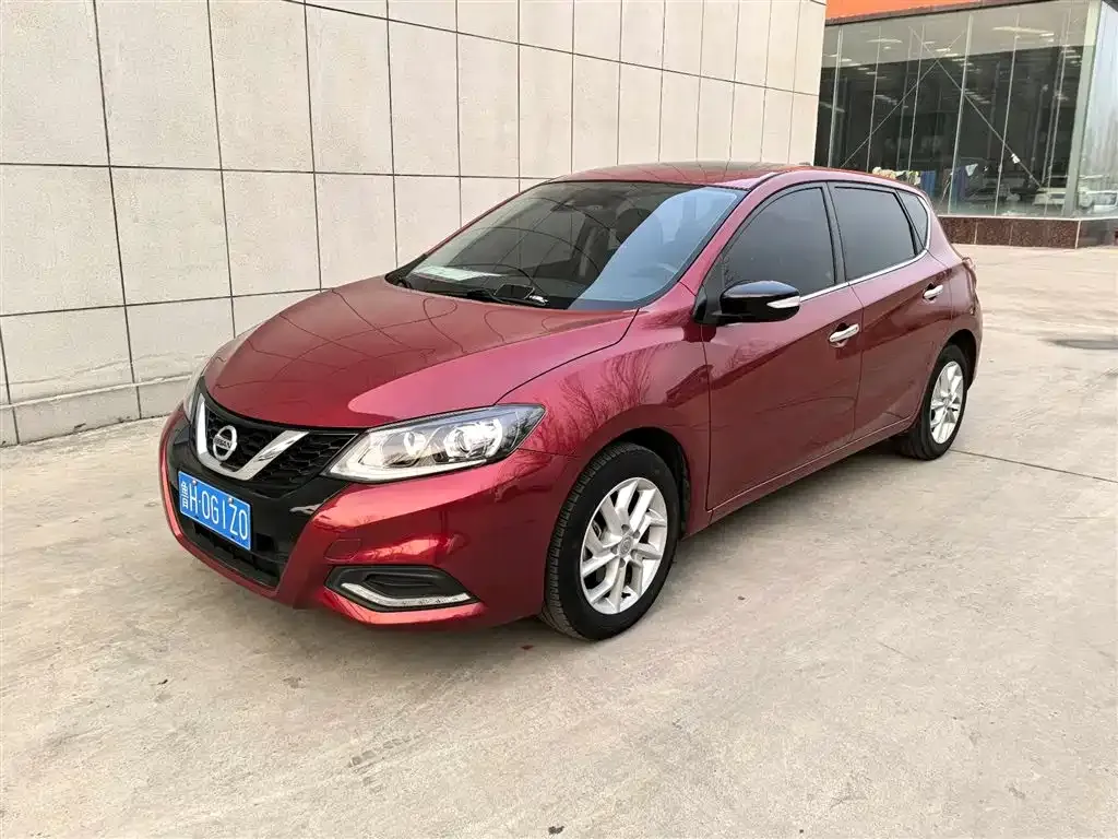 Nissan Tiida — фото 1