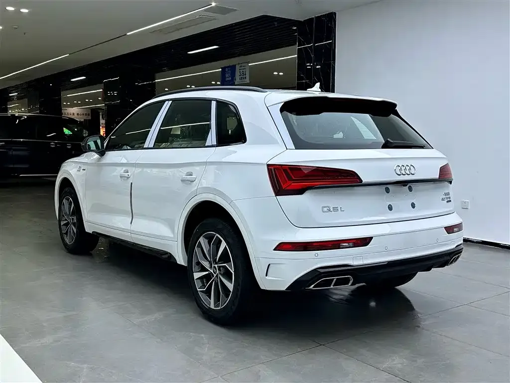 Audi Q5L — фото 5