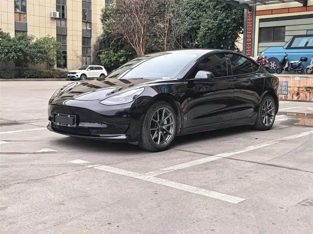 Tesla Model 3 — фото 1