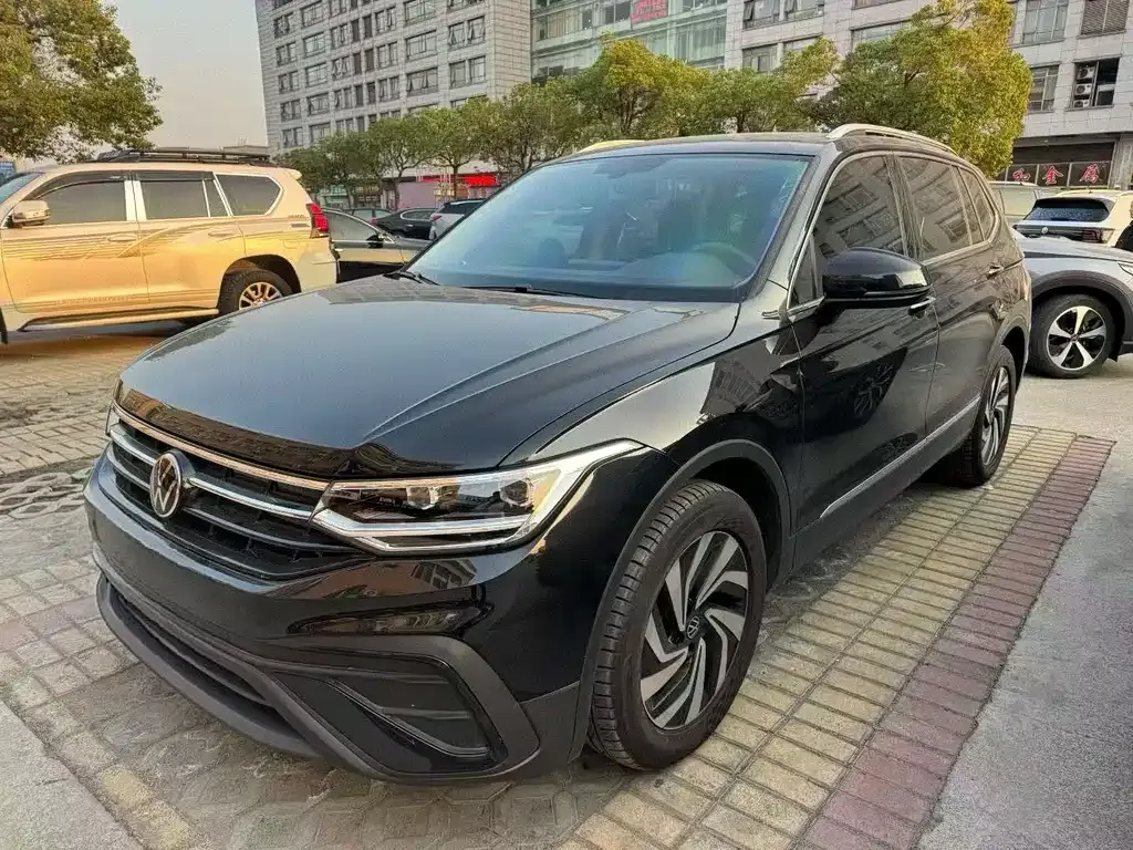 Volkswagen Tiguan L — фото 1