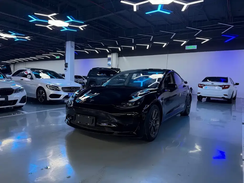 Tesla Model 3 — фото 1