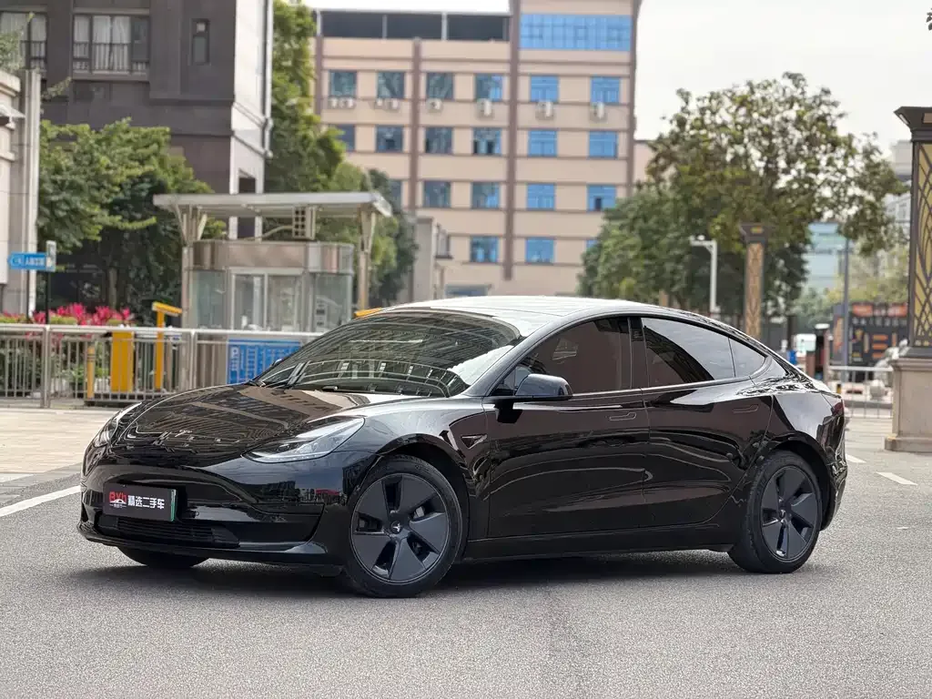Tesla Model 3 — фото 1