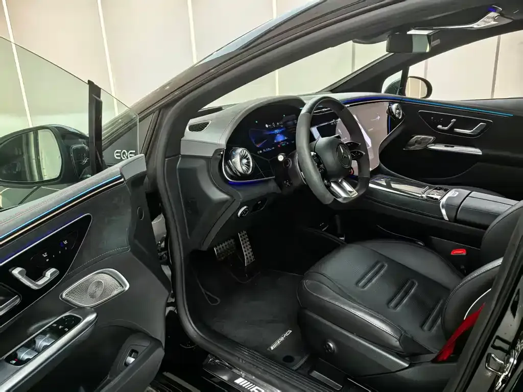 Mercedes-Benz EQE AMG — фото 10