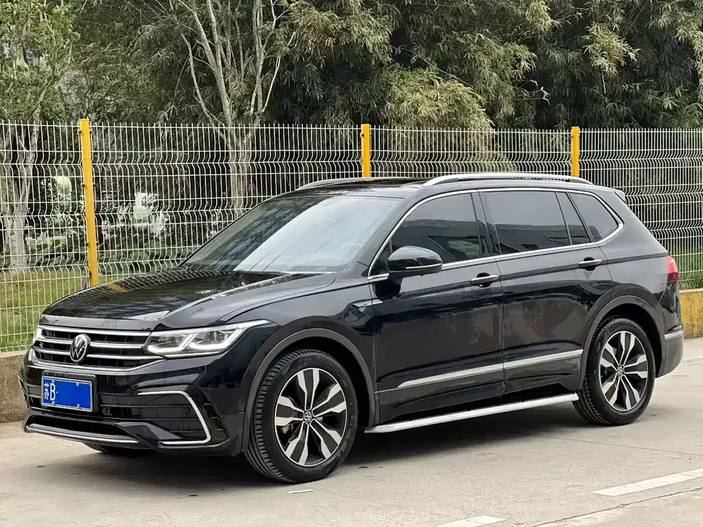 Volkswagen Tiguan L — фото 1