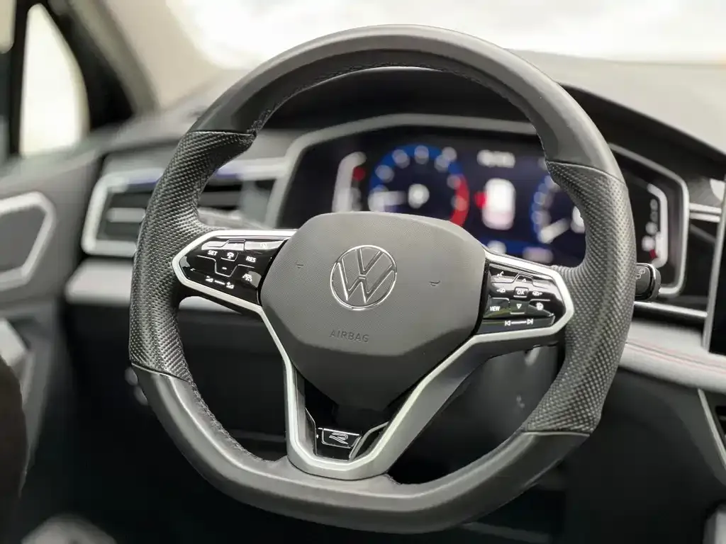 Volkswagen Tiguan L — фото 4