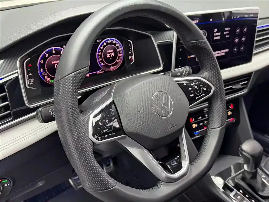 Volkswagen Tiguan L — фото 9
