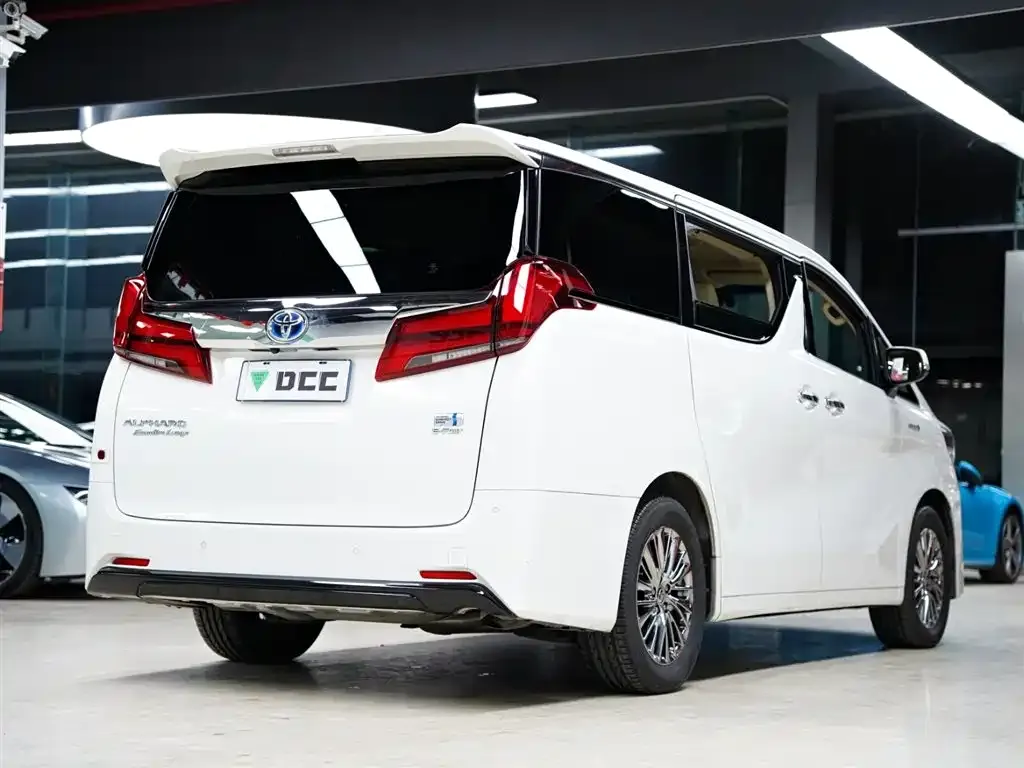 Toyota Alphard — фото 8