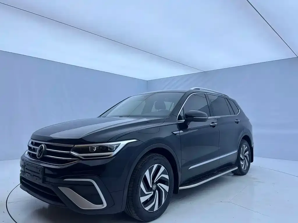 Volkswagen Tiguan L — фото 1