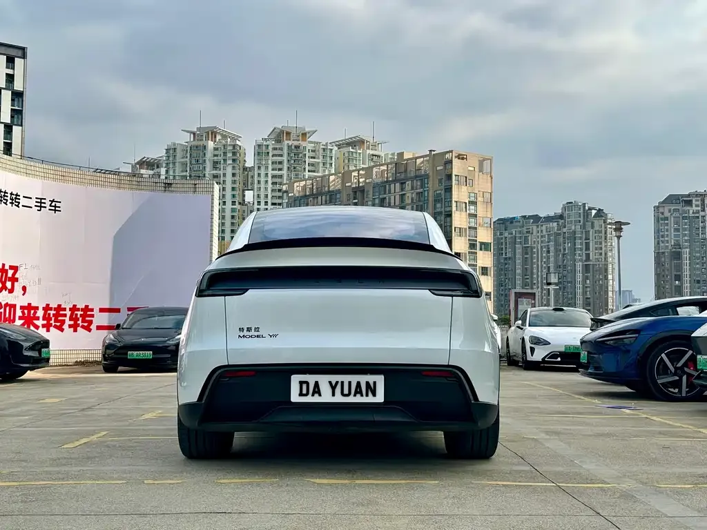 Tesla Model Y L — фото 10