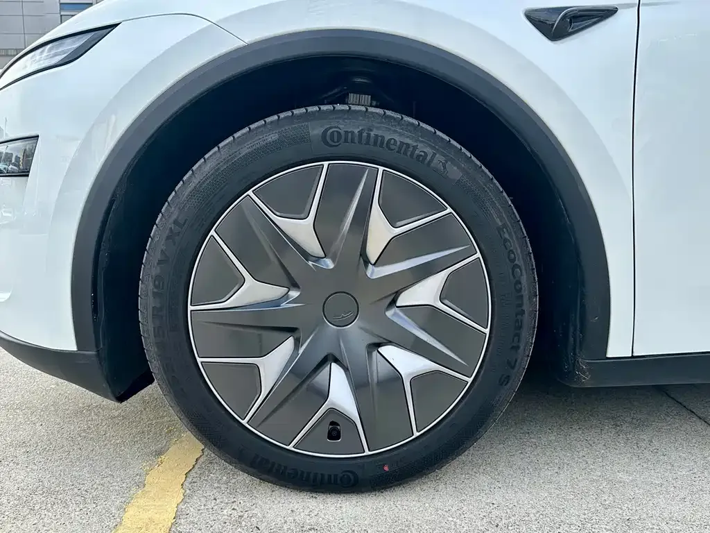 Tesla Model Y L — фото 9