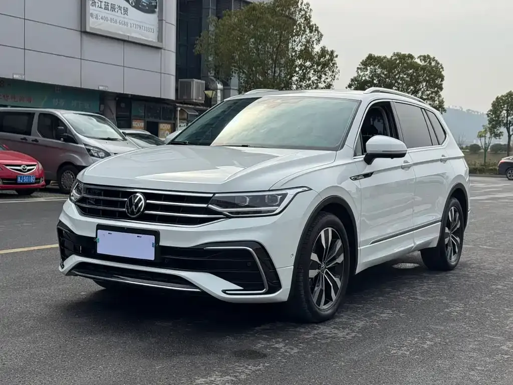 Volkswagen Tiguan L — фото 1