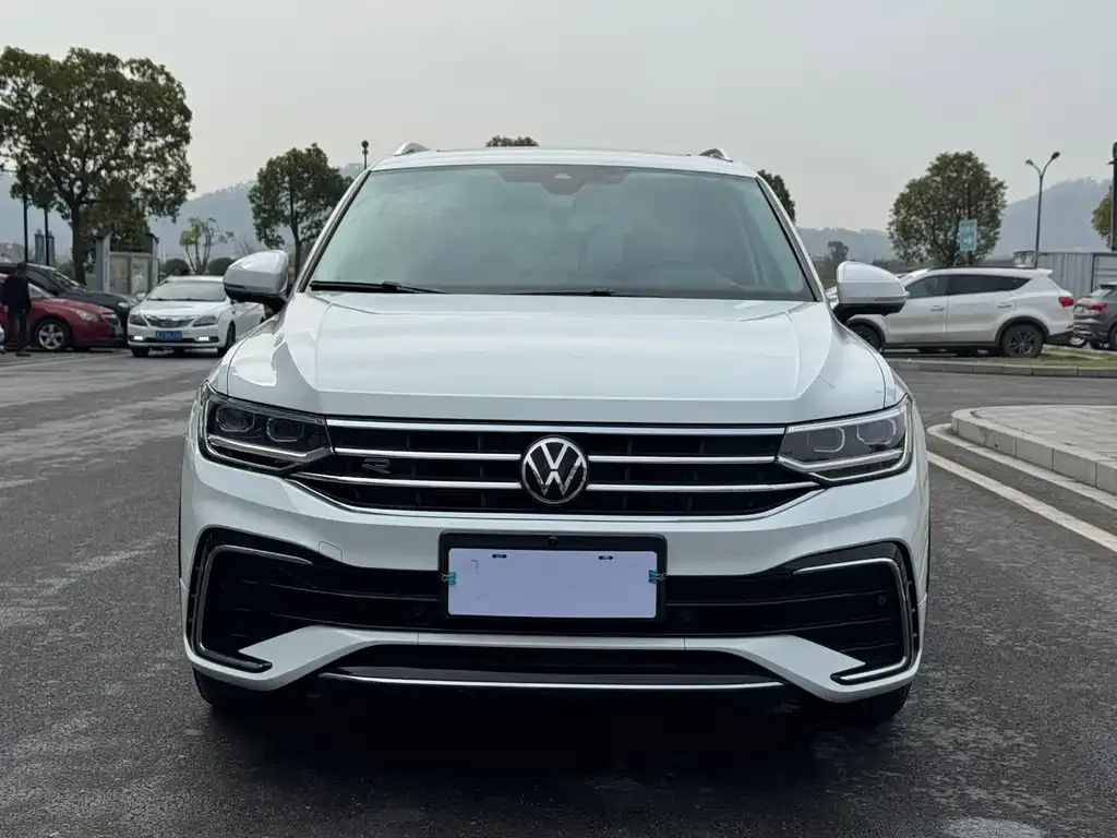 Volkswagen Tiguan L — фото 10