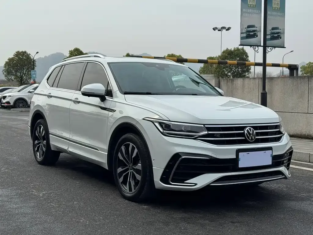 Volkswagen Tiguan L — фото 2