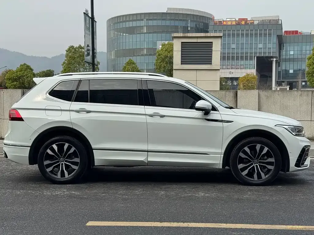 Volkswagen Tiguan L — фото 4