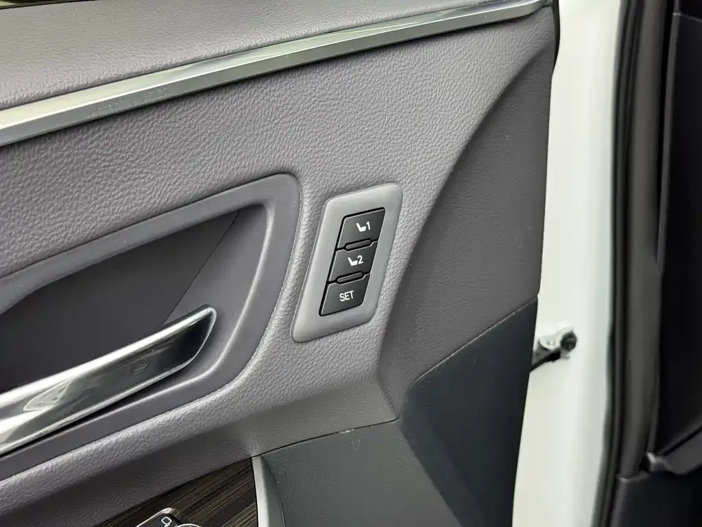 Toyota Granvia — фото 5