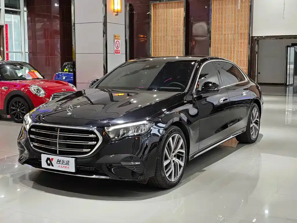 Mercedes-Benz E-Class — фото 1