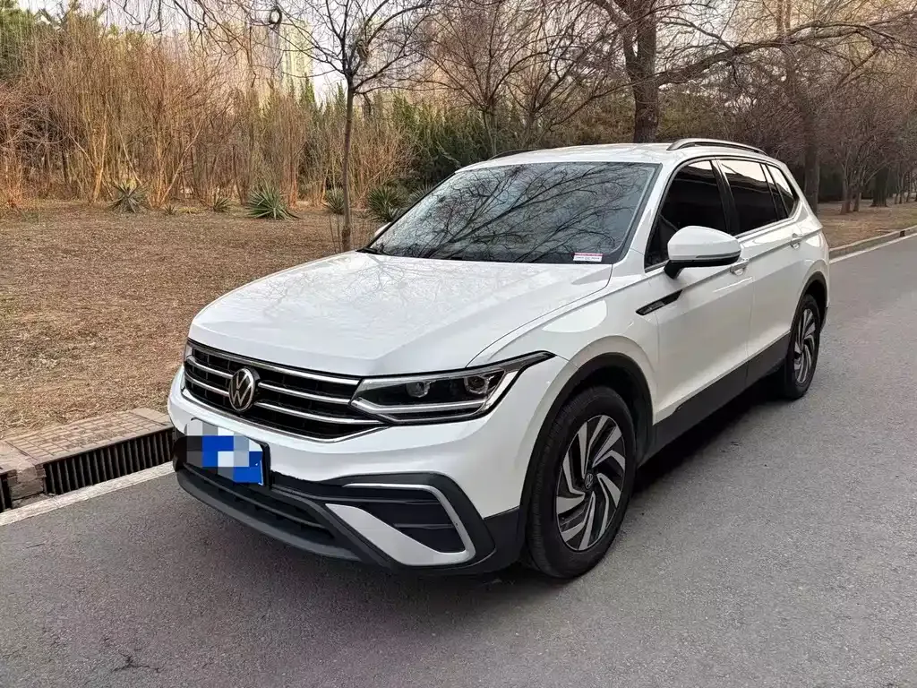 Volkswagen Tiguan L — фото 1