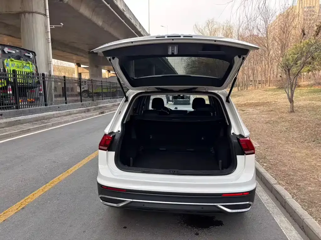 Volkswagen Tiguan L — фото 10