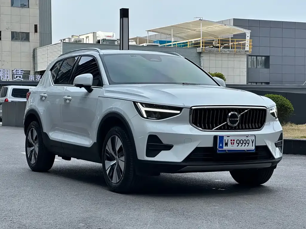 Volvo XC40 — фото 10