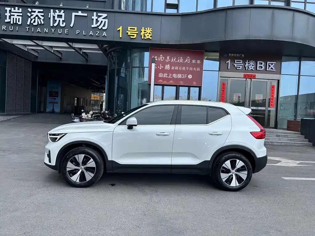 Volvo XC40 — фото 9