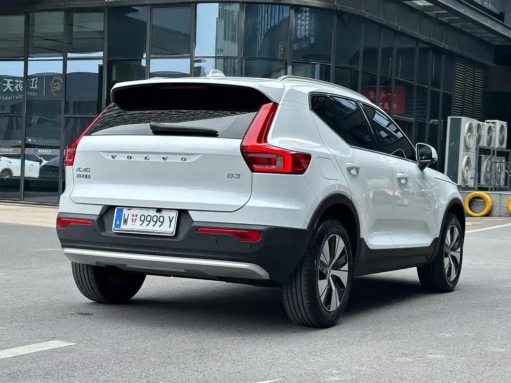 Volvo XC40 — фото 8