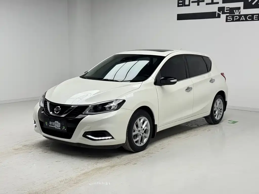 Nissan Tiida — фото 1
